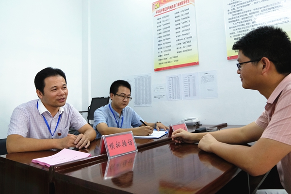 图为平和县纪委监委根据真实案例改编成模拟接访场景,通过“体验式”培训提升干部办信应访能力。(卢娜萍 拍摄) 图为平和县纪委监委根据真实案例改编成模拟接访场景,通过“体验式”培训提升干部办信应访能力。(卢娜萍 拍摄)
